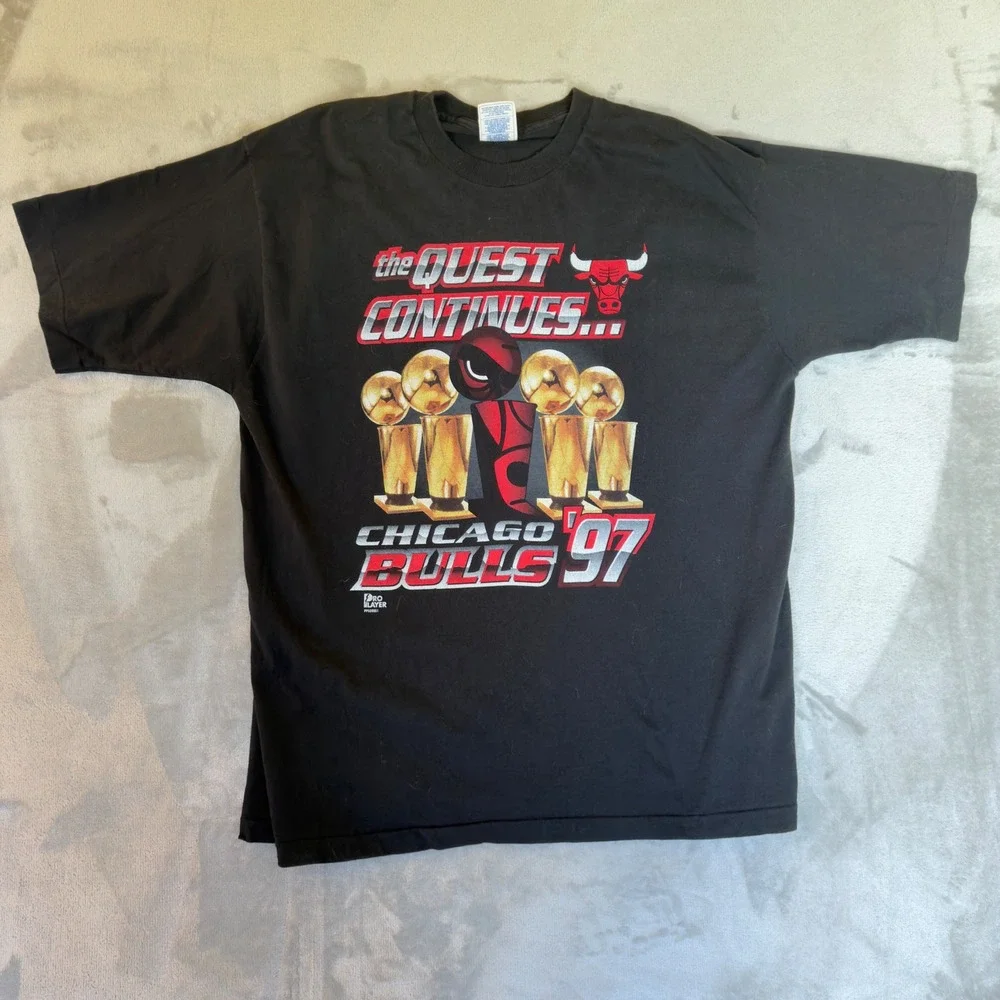 Vintage 1997 Chicago Bulls Quest Continues NBA Preseason Tour T-Shirt Pro Player